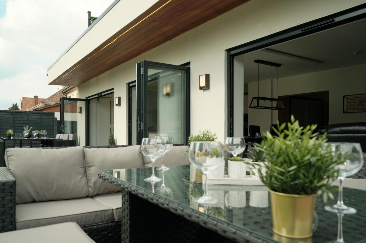 Modern Spacious House - Sleeps 16, Free Parking, Sun Terrace Nuneaton Exteriör bild