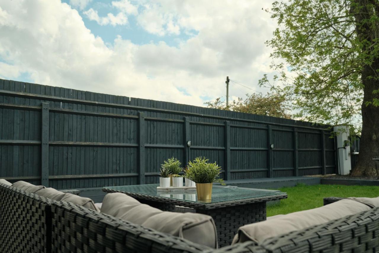 Modern Spacious House - Sleeps 16, Free Parking, Sun Terrace Nuneaton Exteriör bild