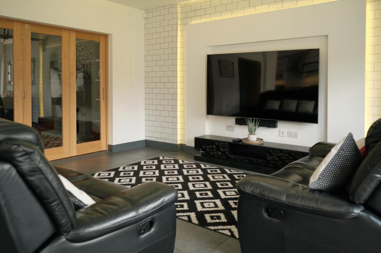 Modern Spacious House - Sleeps 16, Free Parking, Sun Terrace Nuneaton Exteriör bild